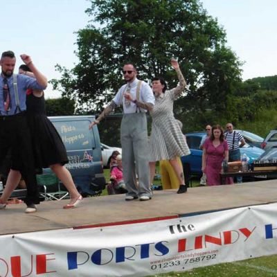Cinque Ports Lindy Hoppers: Bodiam Senlac Classic Car show June 2017 - Starting the Papa's in bed routine in sweltering heat: Nikkie, Karl, Dru and Sophie - Photo by Rotary Club of Senlac
