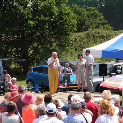 Cinque Ports Lindy Hoppers: Bodiam Senlac Classic Car show June 2017 - On a sweltering stage with Gypsy John - Photo by Rotary Club of Senlac