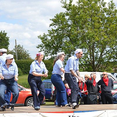 Cinque Ports Lindy Hoppers: Bodiam Senlac Classic Car show June 2015 - Doing the Jitterbug Stroll - Photo by Melanie Stemp